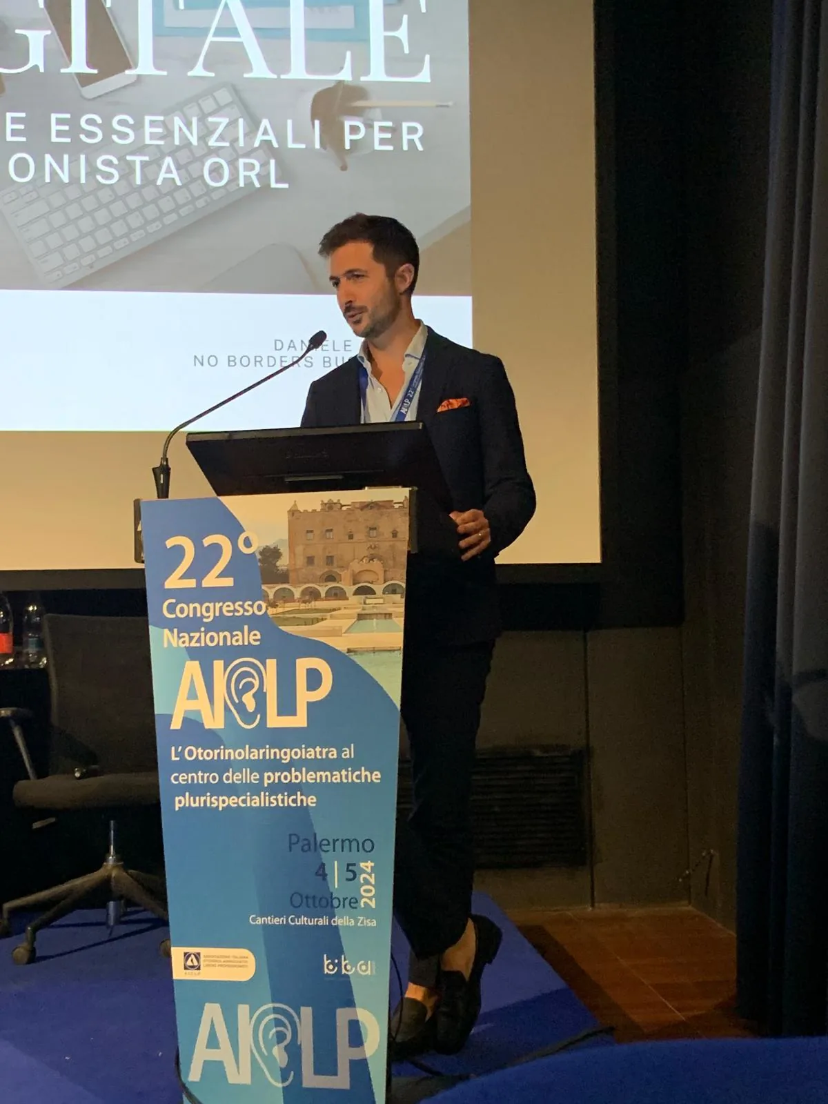 Daniele Casti al podio del XXII Congresso Nazionale AIOLP a Palermo nel 2024
