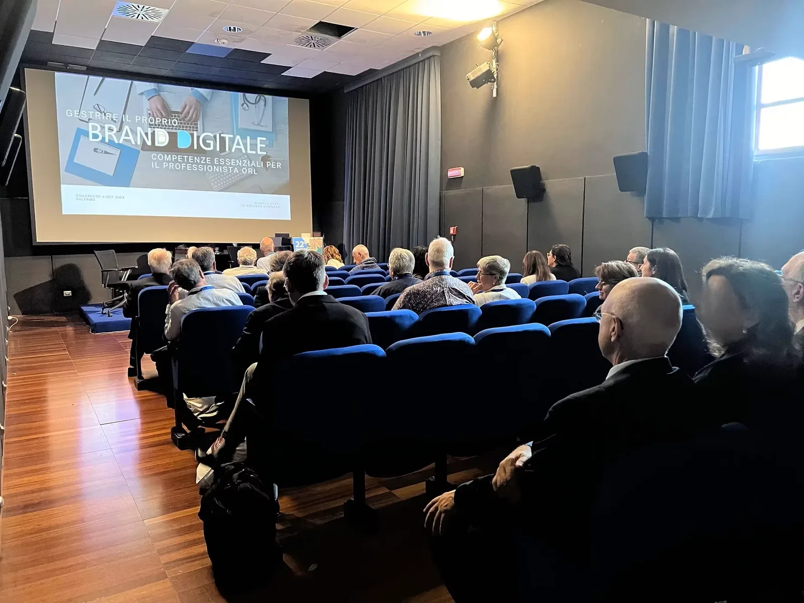 Intervento di Daniele Casti sul brand digitale al Congresso AIOLP 2024 di Palermo, con il pubblico in sala