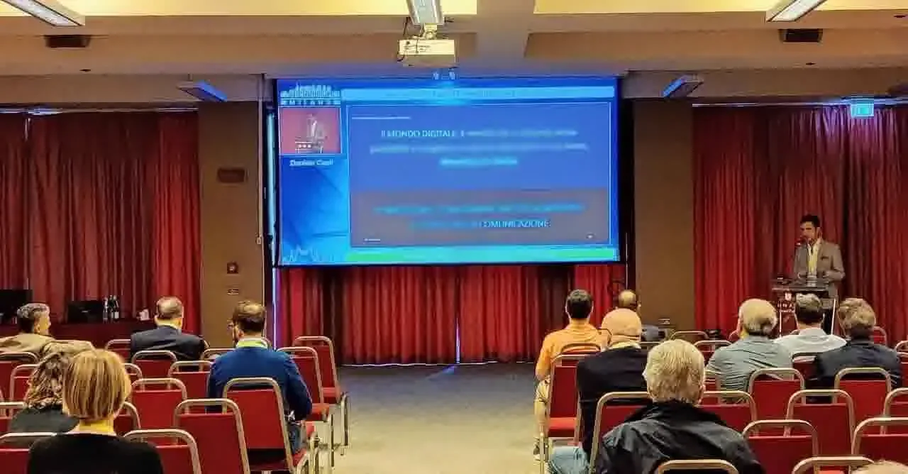 Daniele Casti durante un intervento in sala, davanti al pubblico